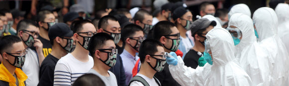 체온검사하는 입영장병