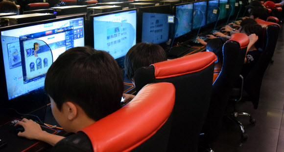 온라인 게임을 즐기는 10대들의 모습. 연합뉴스