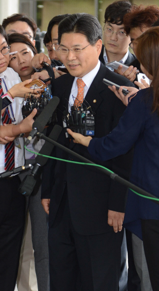 홍문종 새누리당 의원이 8일 ‘성완종 리스트’ 의혹과 관련한 조사를 받기 위해 검찰에 출두하며 기자들의 질문에 답을 하고 있다. 안주영 기자 jya@seoul.co.kr