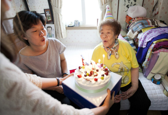 일본군 위안부 피해자인 김군자 할머니가 지난 4일 경기 광주 나눔의집에서 생일 케이크의 촛불을 끄고 있다. 연합뉴스