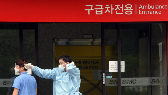 메르스 확진자가 10대 1명을 포함한 87명으로 늘고 6명이 사망한 8일 서울 강남구 삼성서울병원 응급실 앞에서 의사가마스크를 쓰고 있다. 2015. 6. 8. 박윤슬 기자 seul@seoul.co.kr