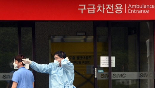 메르스 확진자가 10대 1명을 포함한 87명으로 늘고 6명이 사망한 8일 서울 강남구 삼성서울병원 응급실 앞에서 의사가마스크를 쓰고 있다. 2015. 6. 8.<br>박윤슬 기자 seul@seoul.co.kr