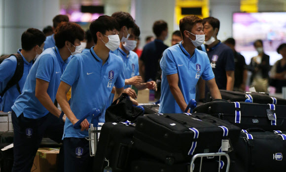 슈틸리케호 축구대표팀 선수들이 9일 새벽(한국시간) 말레이시아 쿠알라룸푸르 국제공항에 도착, 입국장을 빠져 나가고 있다. 대표팀은 쿠알라룸푸르 인근 샤알람으로 이동해 여장을 풀고 11일 아랍에미리트(UAE)와의 평가전에 나선다.   연합뉴스