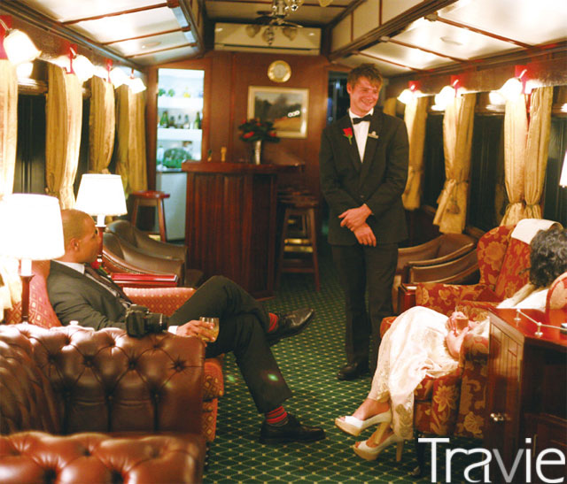 로보스 열차 게스트와 웨이터의 근사한 옷차림은 종종 영화의 한 장면 같다