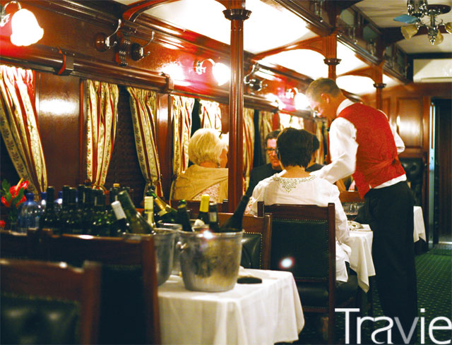로보스 열차의 디너 타임, 마치 19세기 빅토리아 시대로 시간여행을 온 것 같다