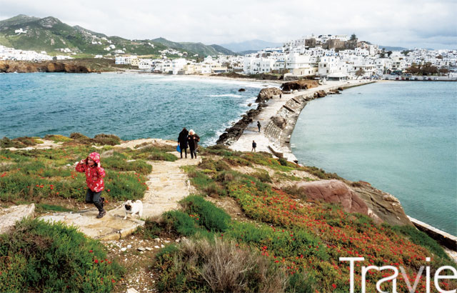 아폴로 신전이 있는 팔라티아섬으로 가족이 산책을 나왔다. 건너편으로는 낙소스 구시가지가 보인다
