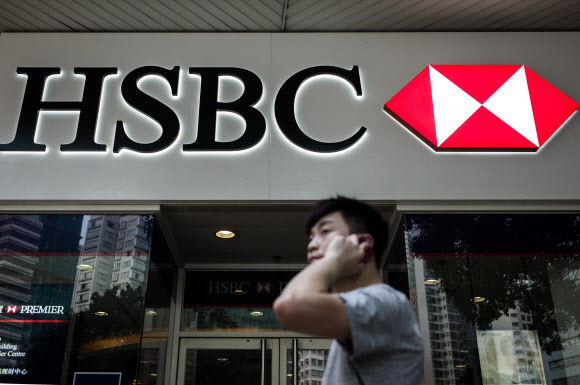 유럽 최대 은행 HSBC가 임직원의 10%에 해당하는 2만5000명을 감원하기로 했다. 사진은 HSBC 홍콩 지부 건물 모습. ⓒ AFPBBNews=News1