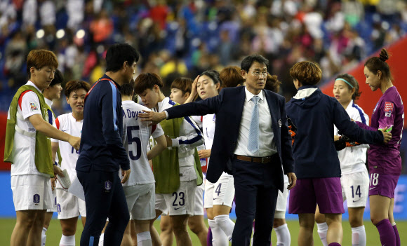 선수들 위로하는 윤덕여 감독