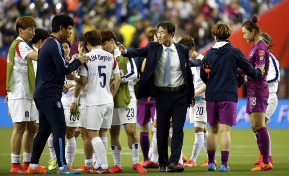 선수들 위로하는 윤덕여 감독