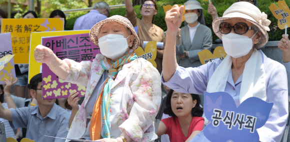 10일 서울 종로구 주한일본대사관 앞에서 열린 일본군 위안부 문제 해결을 위한 1182차 정기 수요집회에서 참가자들이 일본 정부의 사과를 촉구하는 구호를 외치고 있다.  손형준 기자 boltagoo@seoul.co.kr