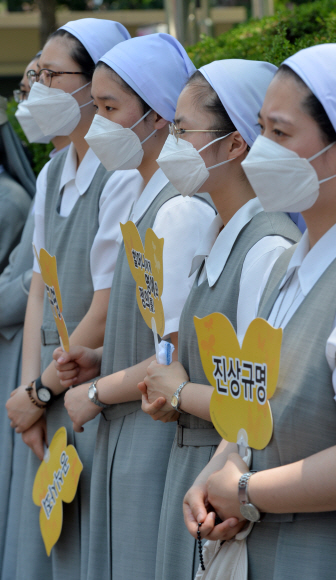 10일 서울 종로구 주한일본대사관 앞에서 열린 일본군 위안부 문제 해결을 위한 1182차 정기 수요집회에 수녀들이 메르스 예방을 위해서 마스크를 쓴 채 참가하고 있다.  손형준 기자 boltagoo@seoul.co.kr