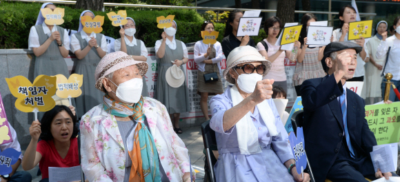 10일 서울 종로구 주한일본대사관 앞에서 열린 일본군 위안부 문제 해결을 위한 1182차 정기 수요집회에서 참가자들이 일본 정부의 사과를 촉구하는 구호를 외치고 있다.  손형준 기자 boltagoo@seoul.co.kr