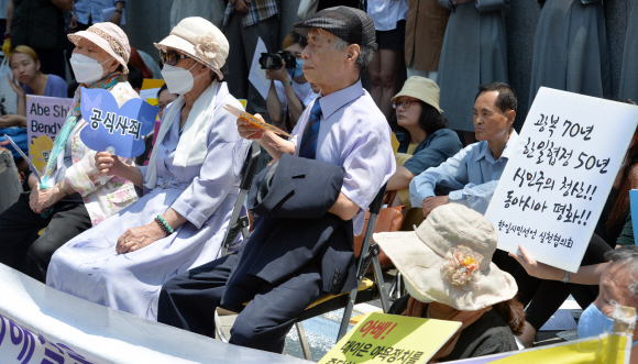 10일 서울 종로구 주한일본대사관 앞에서 일본군 위안부 문제 해결을 위한 1182차 정기 수요집회가 열리고 있다.  손형준 기자 boltagoo@seoul.co.kr
