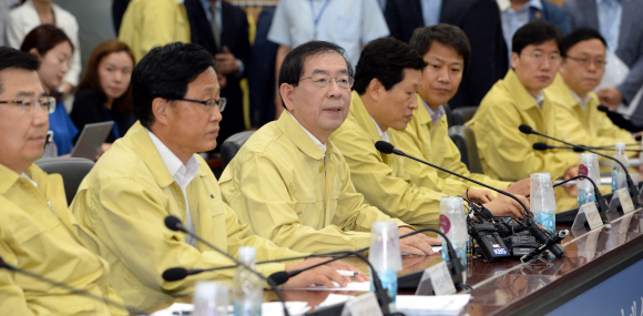 11일 오전 서울시청에서 열린 25개 자치구 메르스 대응관련 연석회의에 참가한 박원순 서울시장이 모두발언을 하고 있다. 도준석 기자 pado@seoul.co.kr