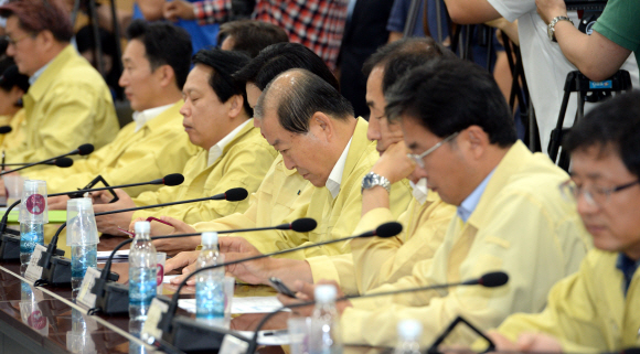 11일 오전 서울시청에서 열린 25개 자치구 메르스 대응관련 연석회의에 참가한 구청장들이 심각한 표정으로 박원순 시장의 발언을 경청하고 있다. 도준석 기자 pado@seoul.co.kr