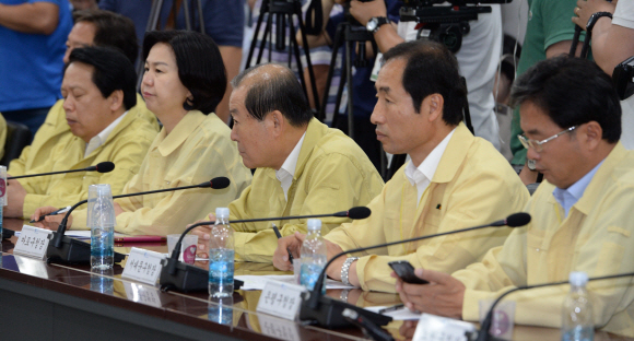11일 오전 서울시청에서 열린 25개 자치구 메르스 대응관련 연석회의에 참가한 구청장들이 심각한 표정으로 박원순 시장의 발언을 경청하고 있다. 도준석 기자 pado@seoul.co.kr
