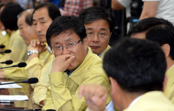 11일 오전 서울시청에서 열린 25개 자치구 메르스 대응관련 연석회의에 참가한 구청장들이 심각한 표정으로 메르스 관련 대화를 나누고 있다. 도준석 기자 pado@seoul.co.kr