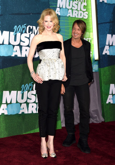 여배우 니콜 키드먼과 가수 키스 어번이 10일(현지시간) 미국 테네시주 내슈빌 브리지스톤 아레나에서 열린 ‘2015 CMT 뮤직 어워드(the 2015 CMT Music awards)’에 참석해 포즈를 취하고 있다.   ⓒ AFPBBNews=News1