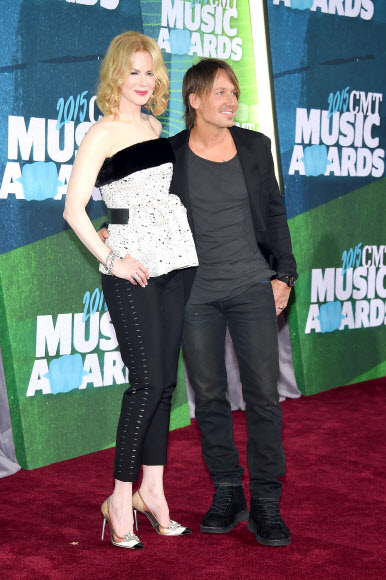여배우 니콜 키드먼과 가수 키스 어번이 10일(현지시간) 미국 테네시주 내슈빌 브리지스톤 아레나에서 열린 ‘2015 CMT 뮤직 어워드(the 2015 CMT Music awards)’에 참석해 포즈를 취하고 있다.   ⓒ AFPBBNews=News1