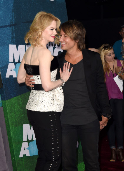 여배우 니콜 키드먼과 가수 키스 어번이 10일(현지시간) 미국 테네시주 내슈빌 브리지스톤 아레나에서 열린 ‘2015 CMT 뮤직 어워드(the 2015 CMT Music awards)’에 참석해 포즈를 취하고 있다.   ⓒ AFPBBNews=News1