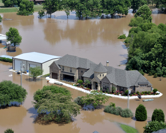 집 주변의 흰 티는 모래주머니다. 집안으로 들어오는 물을 막기 위해 쌓은 것이다.