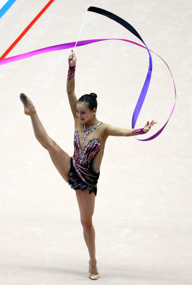 ’체조요정’ 아름다운 리본 연기