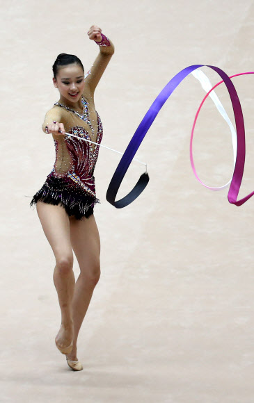 ’체조요정’ 아름다운 리본 연기