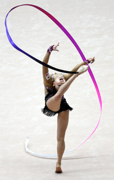 아름다운 리본 연기 펼치는 손연재