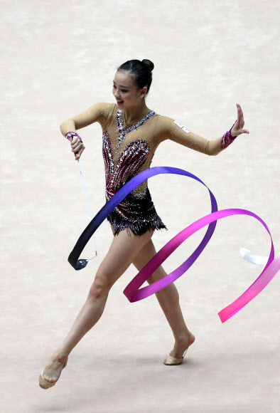 우아한 리본 연기 펼치는 손연재