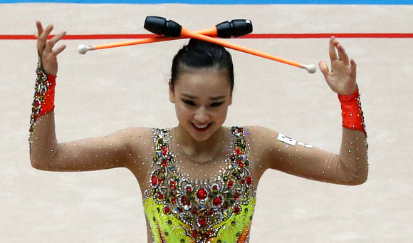 곤봉 연기 펼치는 ’체조요정’