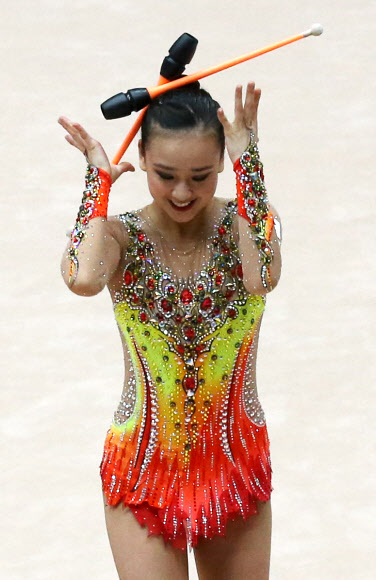 곤봉 연기 펼치는 손연재