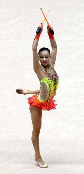 곤봉 연기 펼치는 ’체조요정’