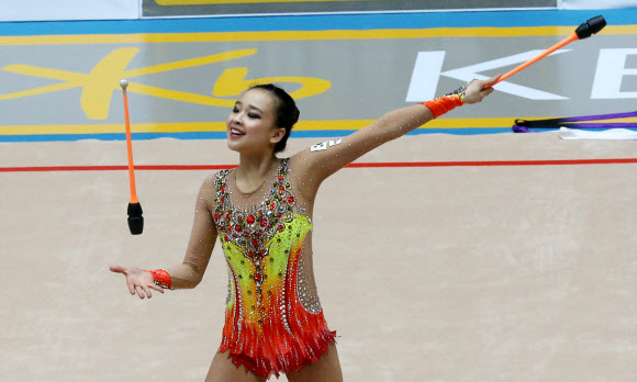 곤봉 연기 펼치는 ’체조요정’ 손연재