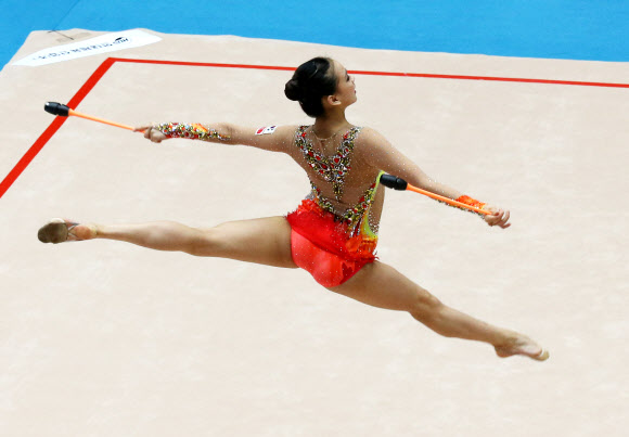 곤봉 연기 펼치는 ’체조요정’