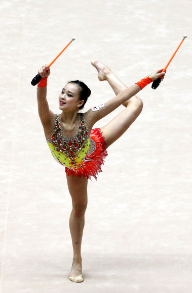 곤봉 연기 펼치는 ’체조요정’ 손연재