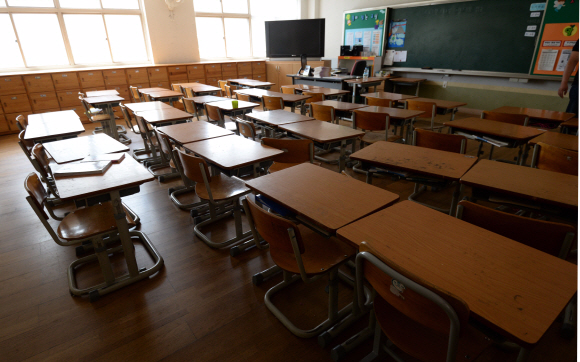지난 2일 경기도내 한 초등학교가 휴업을 한 가운데 교실이 텅 비어 있다. 정연호 기자 tpgod@seoul.co.kr