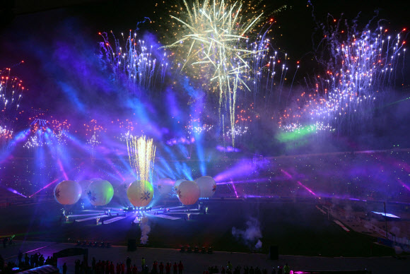 11일(현지시간) 칠레 산티아고 국립경기장에서 코파 아메리카 개막식 축하 불꽃이 터지고 있다.