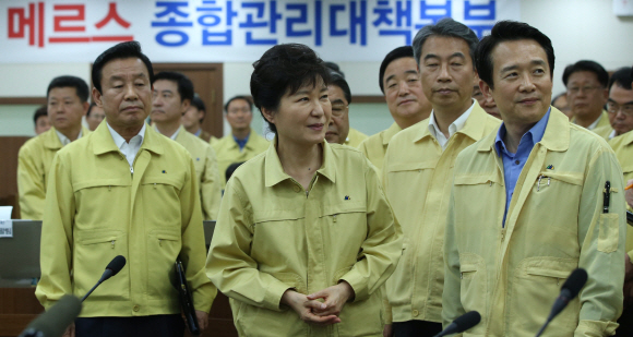 박근혜 대통령이 12일 오후 경기도청에 마련된 경기도 메르스 종합관리대책본부 상황실을 방문했다.  청와대사진기자단
