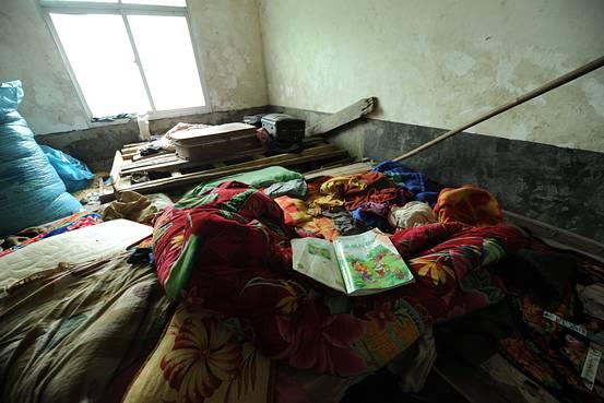 음독자살한 중국 농민공의 네 자녀가 살았던 방.