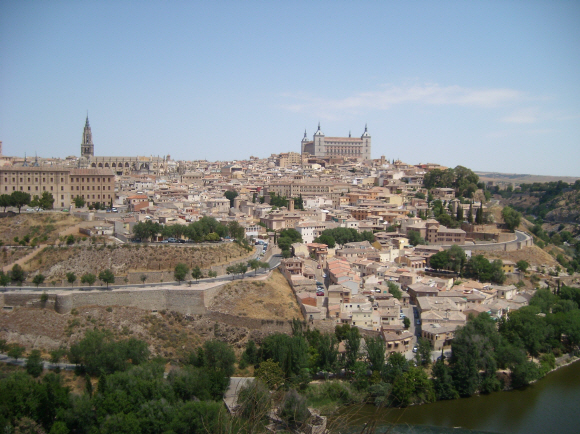 스페인의 2000년 고도 톨레도 전경. 유대교, 이슬람교, 그리스도교가 공존했던 독특한 스페인 가톨릭의 특성을 담고 있는 중세 성채 도시의 면모를 고스란히 간직하고 있다.