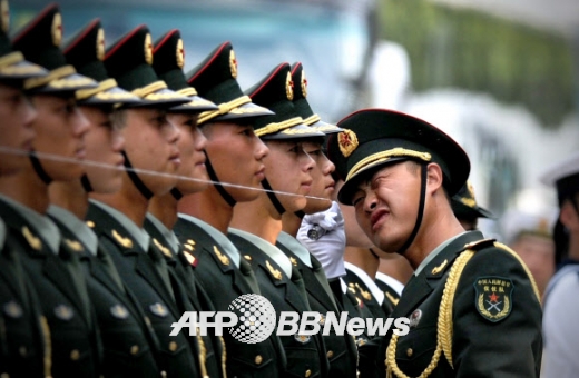 징병제 국가라고 하기엔 애매한 측면이 있긴 하지만 중국 인민해방군도 신입 병사에게 약 18만원의 월급을 줍니다. 중국도 이런데 우리 병사들의 월급을 모병제 국가와 비교하는 것은 의미가 없을 것 같네요. ⓒ AFPBBNews=News1