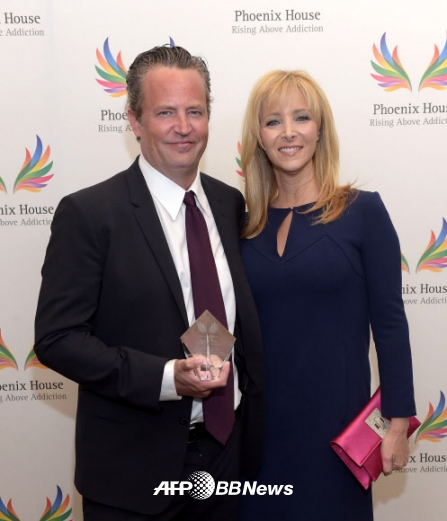 헐리우드 배우 매튜 페리(Matthew Perry)와 리사 쿠드로 (Lisa Kudrow)가 15일(현지시간) 미국 캘리포니아 비버리힐스에서 진행된 제12회 ‘Phoenix House’s Triumph For Teens Awards Gala’ 행사에 참석했다.<br>ⓒ AFPBBNews=News1