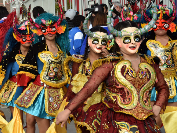 자메이카 축구 팬들이 16일(현지시간) 칠레 에스타디오 레지날에서 열린 ‘2015 코파 아메리카’ 자메이카와 파라과이의 경기에 앞서 응원을 펼치고 있다. 한편 자메이카와 파라과이의 경기는 0-1로 파라과이가 승리했다. ⓒ AFPBBNews=News1