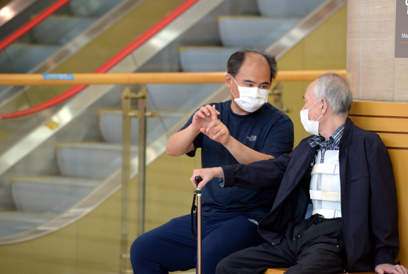 17일 오전 의료진 1명이 추가로 메르스 확진 판정이 나온 강동경희대병원에서 시민들이 마스크를 쓰고 있다. 도준석 기자 pado@seoul.co.kr