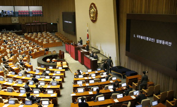 18일 오전 국회에서 열린 제334회 국회(임시회) 제2차 본회의에서 황교안 국무총리 후보자 임명동의안이 통과되고 있다.  연합뉴스