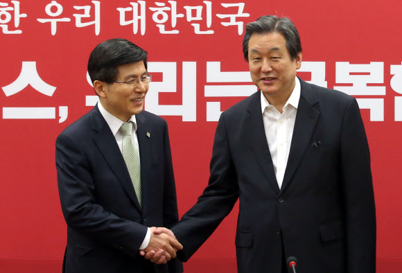 악수하는 황교안 총리와 김무성 대표