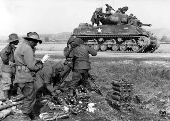 6·25 전쟁에 유엔군으로 참전한 호주 군인들이 북한 평안북도 박천 일대에서 중공군과 싸우는 모습. 6·25 전쟁을 다룬 책 ‘그을린 대지와 검은 눈’을 최근 펴낸 영국 기자 앤드루 새먼 씨는 영국 빅토리아 국립박물관에 있는 이 사진의 이미지를 제공했다. 2015.6.19 << State Library of Victoria 제공 >>/ 연합뉴스