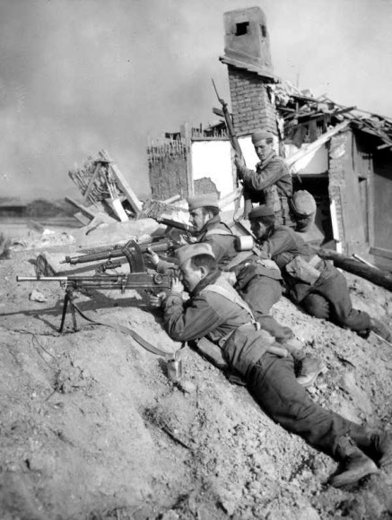 6·25 전쟁에 유엔군으로 참전한 영국 군인들이 북한 평안북도 정주 일대에서 군사작전을 벌이는 모습. 6·25 전쟁을 다룬 책 ‘그을린 대지와 검은 눈’을 최근 펴낸 영국 기자 앤드루 새먼 씨는 영국 빅토리아 국립박물관에 있는 이 사진의 이미지를 제공했다. 2015.6.19 << State Library of Victoria 제공 >>/ 연합뉴스