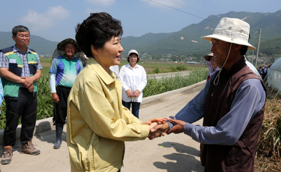박 대통령, 가뭄 피해주민과 인사