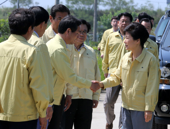 박 대통령과 유정복 인천시장